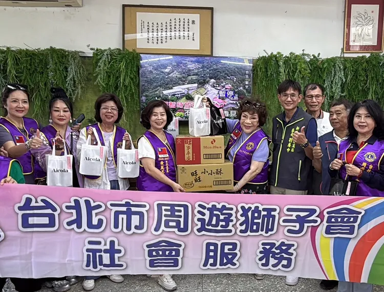 阿姑（中右）率領獅友們到偏遠山區做公益。李朝永提供