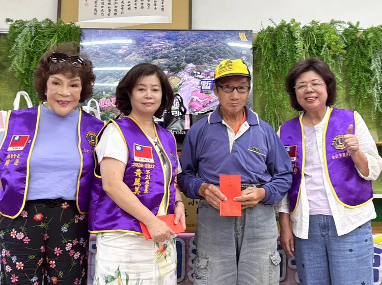 阿姑（左）率領獅子會會長黃美麗、執行長黃麗珍到火燒寮發放物資。李朝永提供