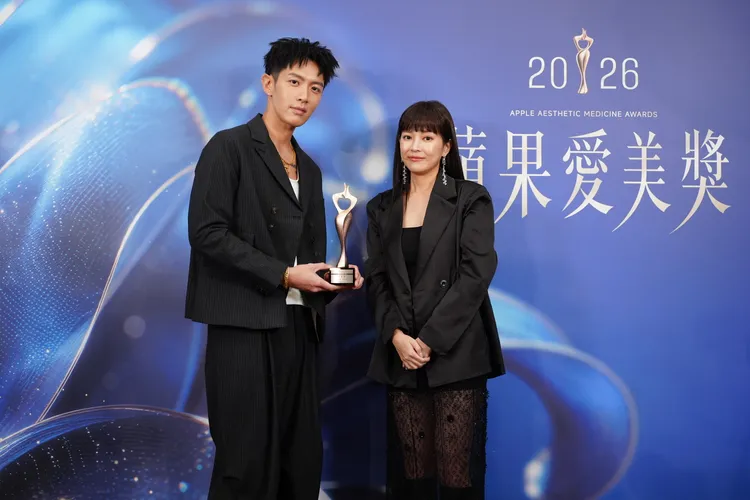 柯震東（左）和張瑋瑋合影。攝影中心攝