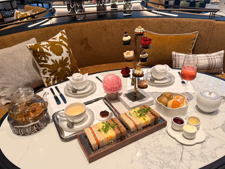 《Thea Lounge 初卉》以「花卉與茶飲」打造精緻體驗，午後更推出 Herbal Trolley 桌邊侍飲服務，依賓客喜好現場沖泡客製化養生花草茶。陳揚盛攝