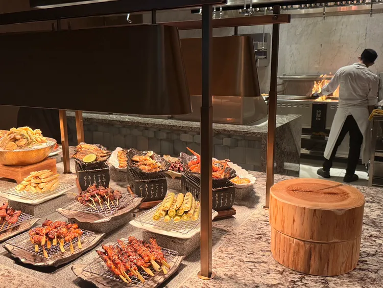 午餐集結沙拉、海鮮生蠔、日式料理、歐美經典、港式燒臘、炭火燒烤及世界甜點等餐檯。陳揚盛攝