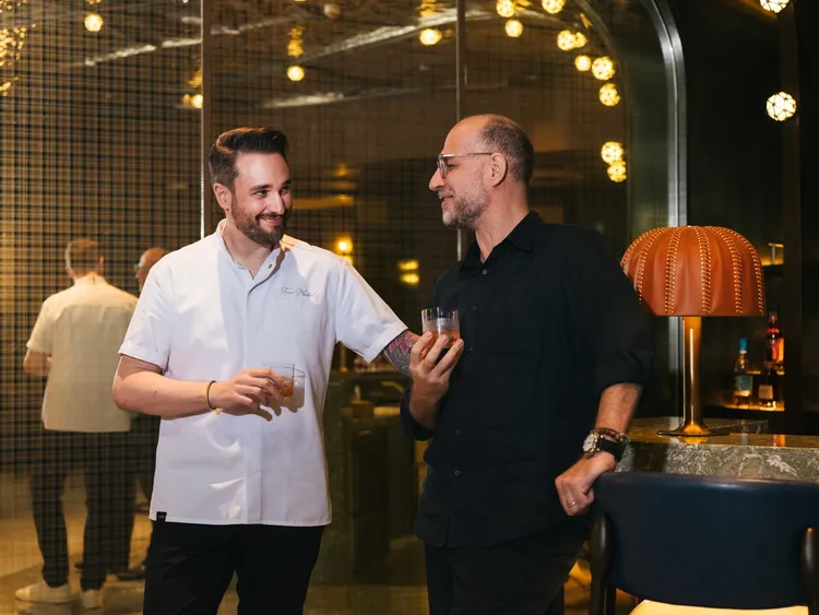 臺北洲際酒店餐飲副總經理 Karsten Roettger (右) 與餐飲廚藝總監 Trevor Allan MacLeod(左)。業者提供