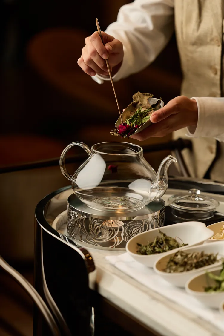 午後推出 Herbal Trolley 桌邊侍飲服務，依賓客喜好現場沖泡客製化養生花草茶。業者提供