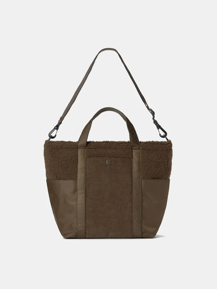 GU X ENGINEERED GARMENTS聯名2WAY托特包，790元。品牌提供