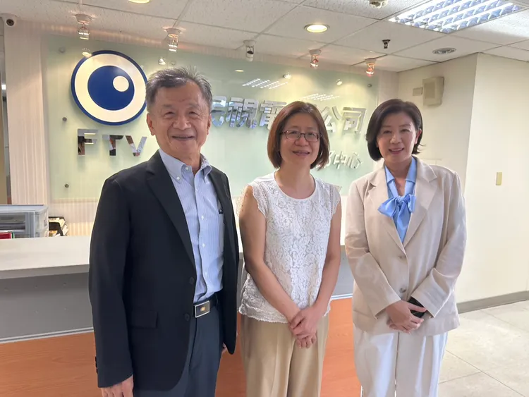 何欣純競選總幹事邱太三（左）與江啟臣競辦副主委王育敏（右），昨參加民視召開的電視辯論協商會，但未能達成共識。江啟臣競總提供