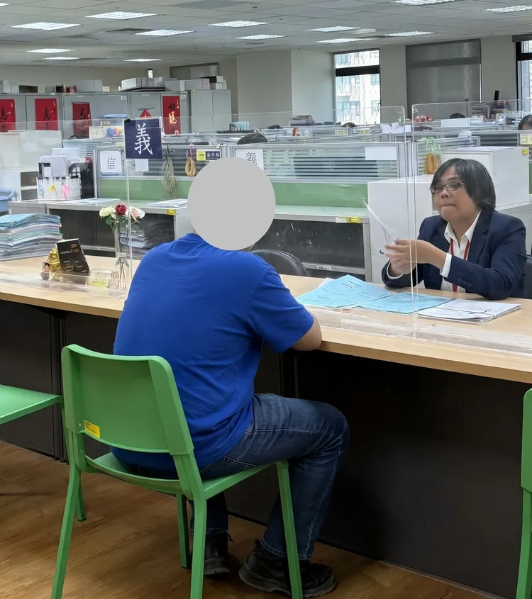 卓男到場辦分期。桃園分署提供