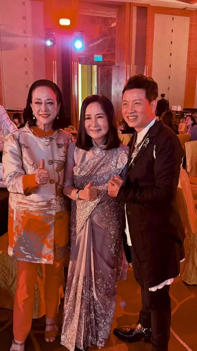 陳明利（中）兩年前主辦的保險文化節，邀陳凱倫（右）、湯蘭花飛去新加坡共襄盛舉。陳凱倫提供