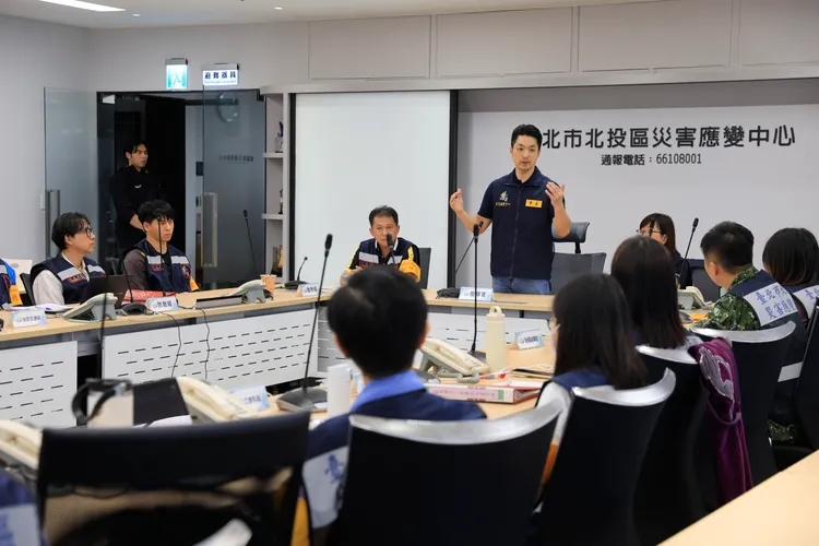 蔣萬安視察北投區颱風災害應變中心。北市府提供