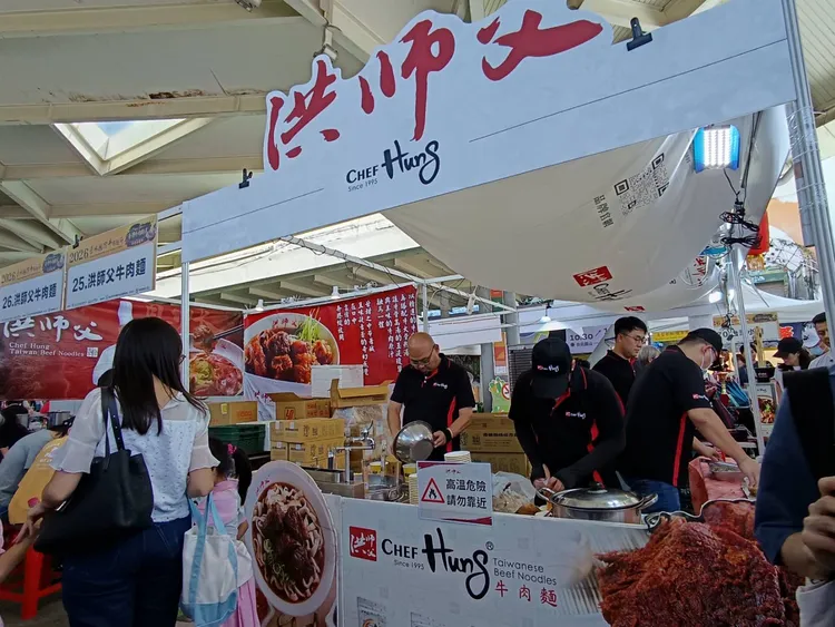 今年牛肉麵節嘉年華市集集結80個展售攤位，匯集各式特色牛肉料理及創意美食。許麗珍攝