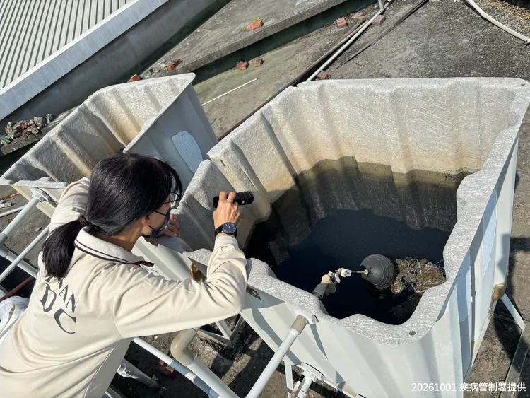 疾管署機動防疫隊支援防治彰化縣登革熱病媒蚊孳生源查核。疾管署提供