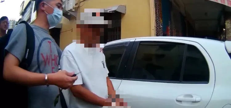 詐團不斷索巨資，警方獲報埋伏逮車手。翻攝畫面