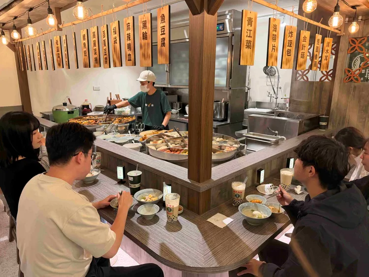 翰林茶棧於台北京站推出全新板前店型，升級「茶飲加餐食」的複合經營體驗，讓經典老味道展現全新吃法。翰林茶館提供