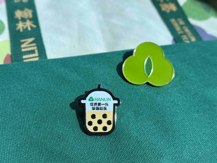 翰林茶館推出40週年限定造型徽章69元加價購，以品牌經典綠色與珍珠奶茶元素打造趣味設計，為週年紀念增添收藏亮點。翰林茶館提供
