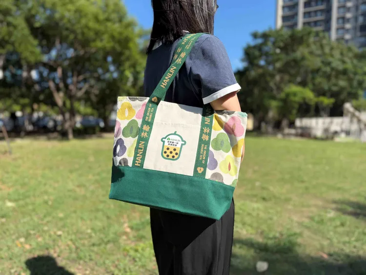 翰林茶館40週年限定托特包以品牌識別與復古風格為設計特色，兼具日常實用性與紀念意義，加價購只要99元。翰林茶館提供