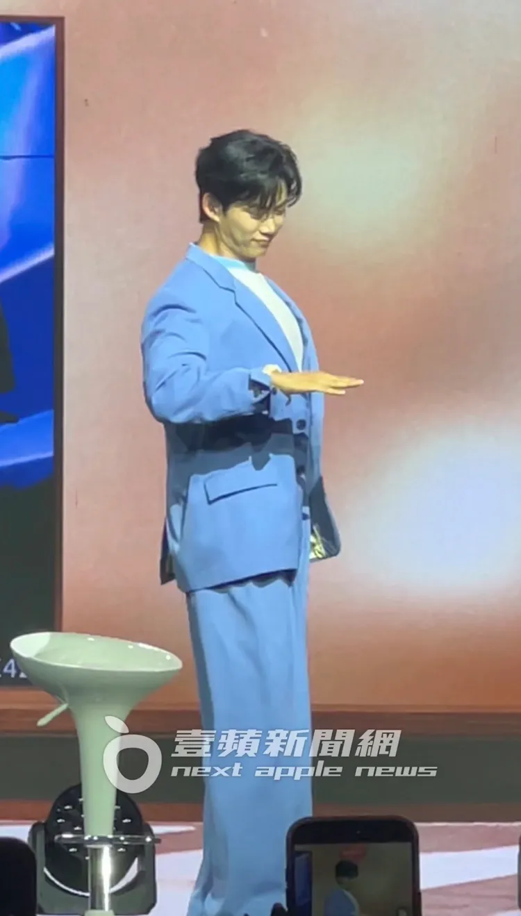 玉澤演應全場粉絲要求，重現在2PM演唱會上跳過的《BAD》「震胸舞」。讀者提供