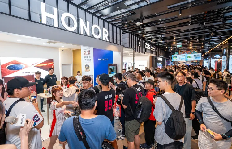 HONOR Magic V6上市首日邀請到味全龍人氣啦啦隊小龍女靜靜Yuna、璦昀Yumi現身台北三創園區，為HONOR品牌店面、遠傳門市集結大批人潮。HONOR提供
