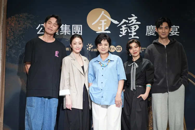 黃鐙輝（左起）、謝欣穎、楊貴媚、于子育、周渝民。彭欣偉攝