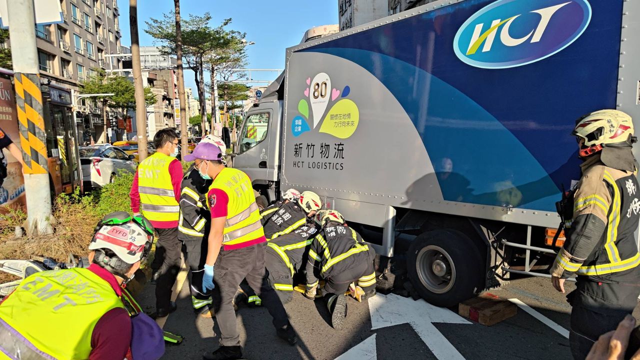 桃園中山路驚悚車禍!大貨車撞輾機車 女騎士卡車底送醫命危