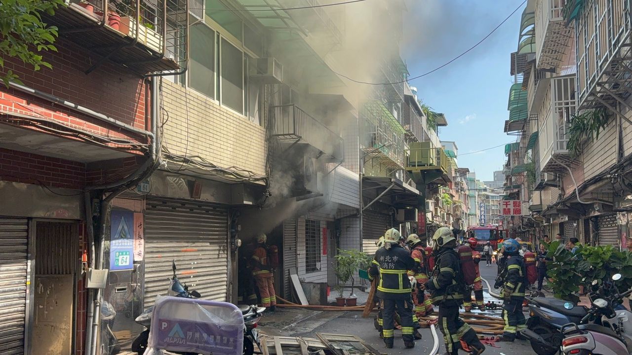 新莊永安街才傳命案今又火警!透天厝竄大量黑煙 2男受困獲救送醫