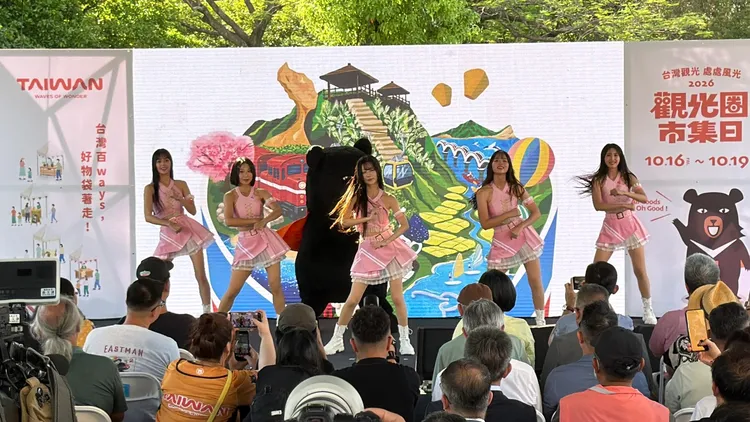 台鋼雄鷹啦啦隊Wing Stars與交通部觀光署觀光大使「喔熊OhBear」同台演出，吸引台下爆滿粉絲。翻攝畫面