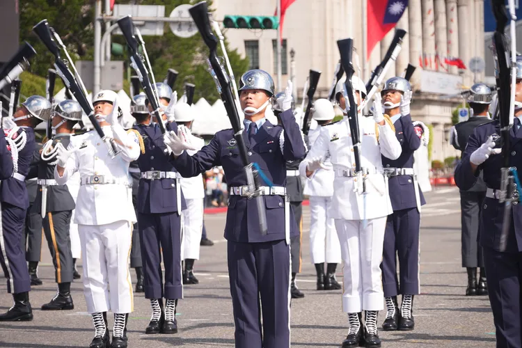 國防部聯合樂隊暨三軍儀隊持槍齊步行進。莊宗達、彭欣偉攝