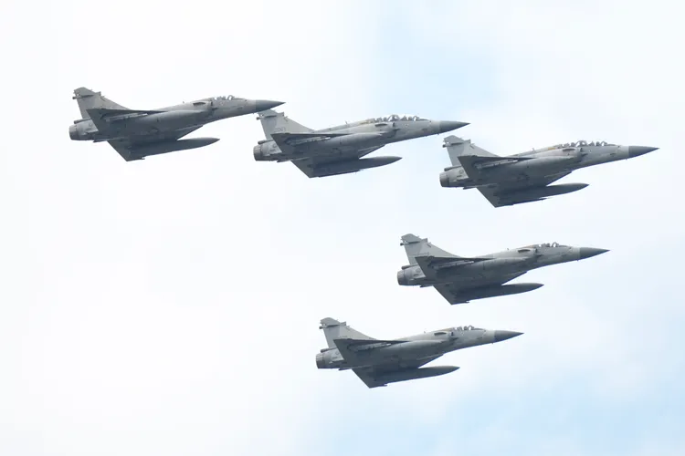 5架幻象2000戰機飛越總統府前上空。莊宗達、彭欣偉攝