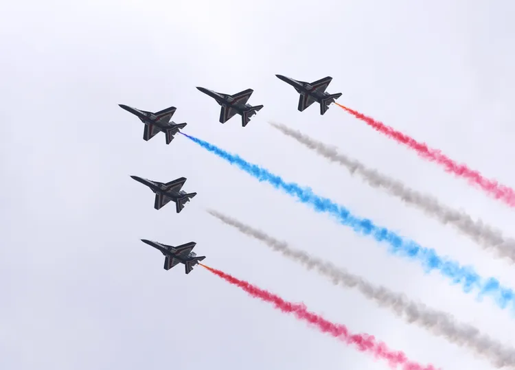 空軍雷虎小組5架勇鷹高教機，施放三色彩煙，為典禮畫下句點。莊宗達、彭欣偉攝