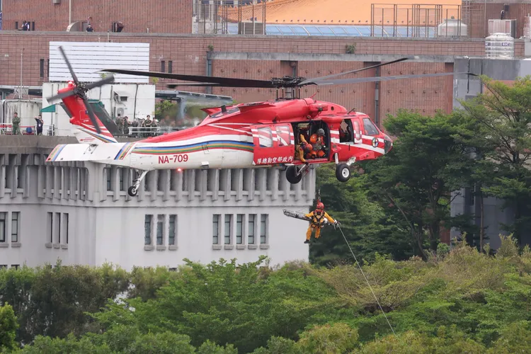 台北市政府消防局和內政部空勤總隊進行「災害應變及直升機吊掛救援演練」。莊宗達、彭欣偉攝