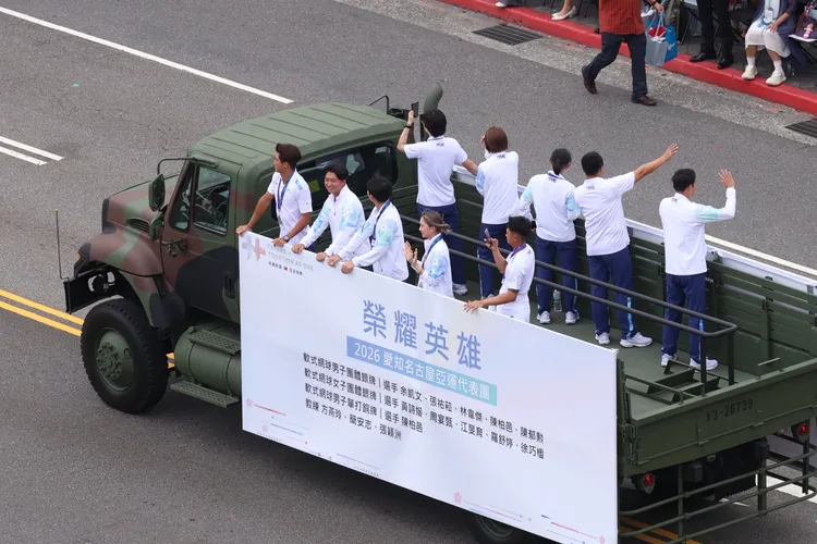 名古屋亞運國手搭乘榮耀英雄車隊進場。莊宗達、彭欣偉攝