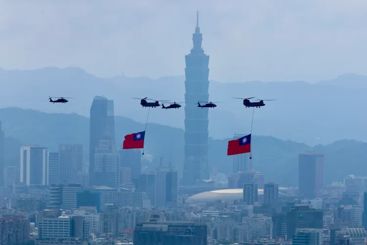 CH-47契努克直升機吊掛巨幅國旗，並伴隨2架UH-60M黑鷹直升機，組成國旗機隊。莊宗達、彭欣偉攝