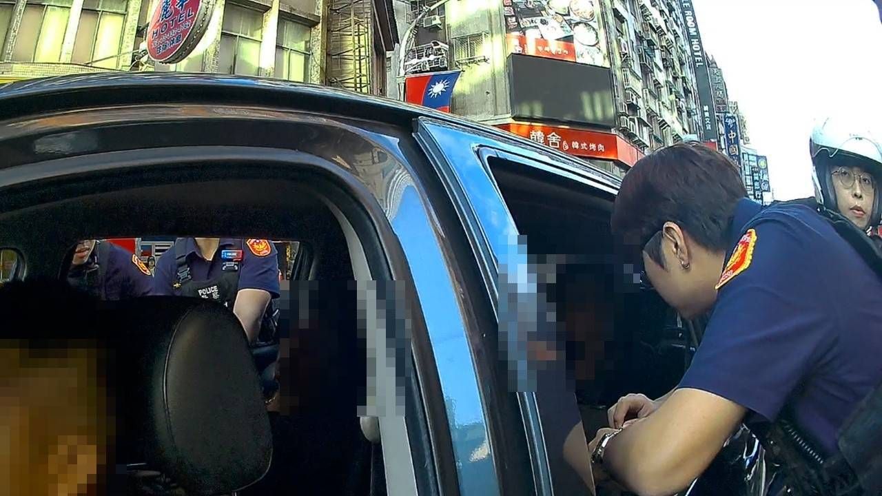 桃警攔查未打方向燈小客車揪出5失聯移工 駕駛還是詐欺通緝犯