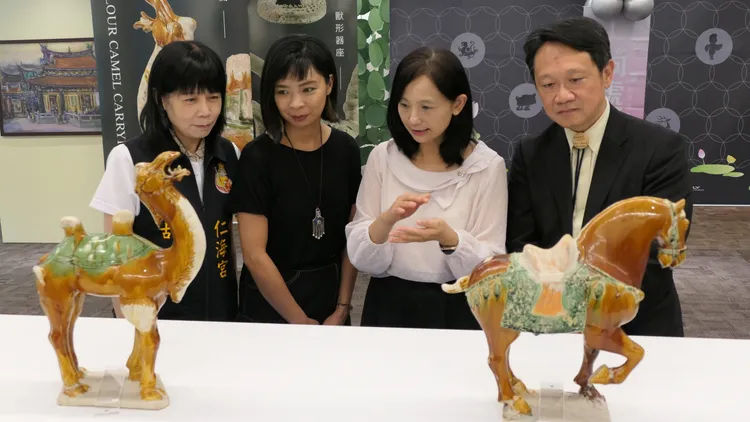 國寶展覽包括有《三彩馬》、《三彩駱駝俑》等展品複製品。館方提供
