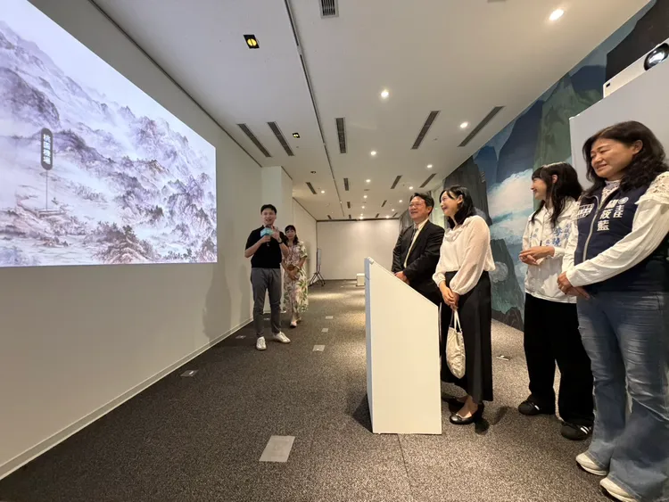 史博館國寶、太魯閣名畫數位化，貴賓觀看寶島長春圖卷中的桃園地區畫面。館方提供