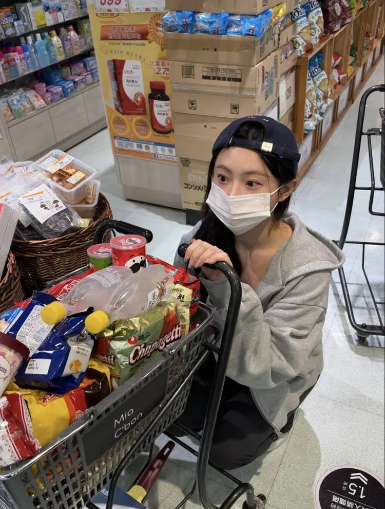 金娜妍颱風天囤貨買到滿，自招藉機不小心買太多。翻攝金娜妍Threads