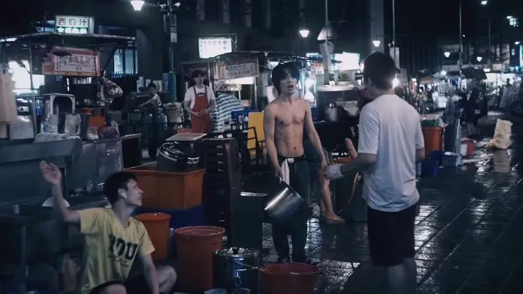 李玉燮2019年拍攝短片《ROMEO》，具教煥打赤膊上陣，當時就是在遼寧夜市取景。翻攝YouTube