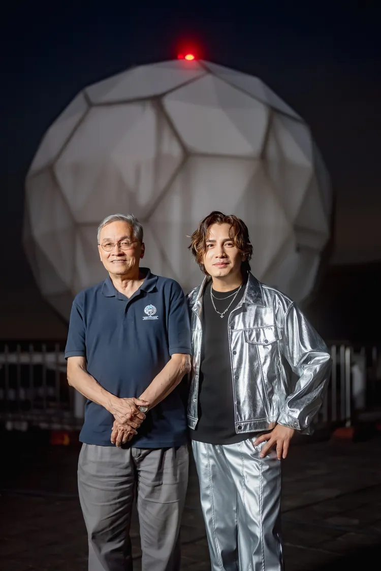 羅文裕邀來客籍天文學家葉永烜教授演出《追星星的人》MV。大賞門文化提供