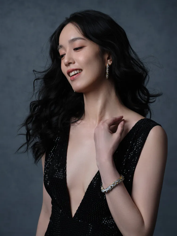 陳庭妮配戴Tiffany & Co.珠寶，在肩頸處巧妙留白。品牌提供