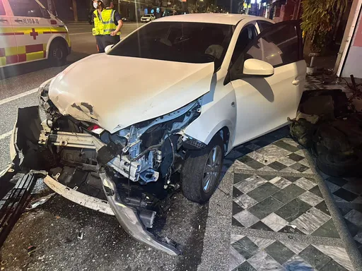 離譜!花蓮吸毒男駕車失控撞3車　車內竟還載著7歲兒