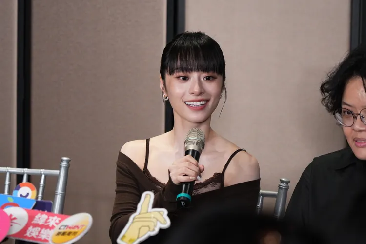 許莉廷如願和謝盈萱合照。彭欣偉攝影