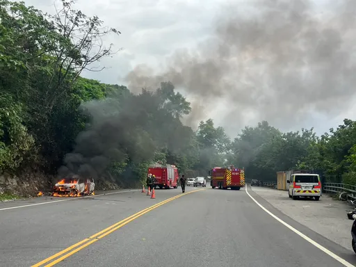 台9線蘇花路廊163.9K南下車道火燒車　車上2人驚惶逃