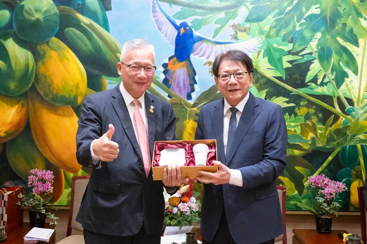 總統府秘書長潘孟安接見「馨生守護獎」得獎楷模。法務部提供
