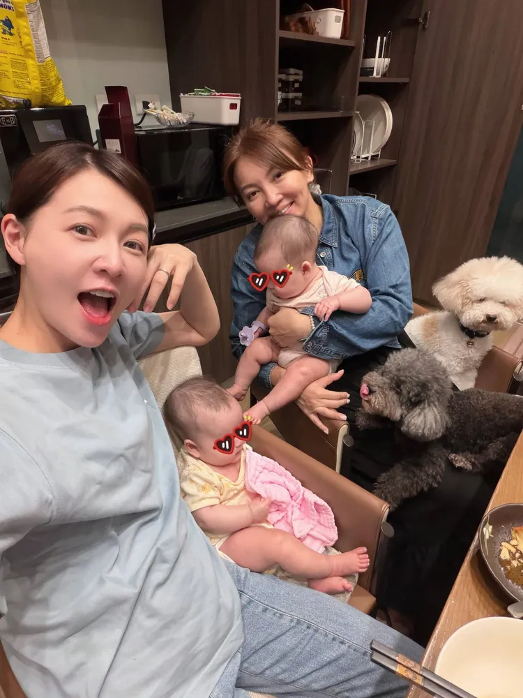謝京穎的雙胞胎女兒與傅子純夫婦的毛小孩玩在一起。翻攝李佳綺臉書