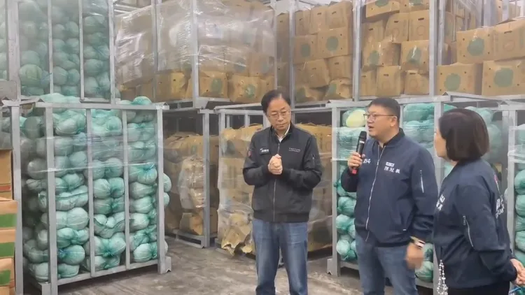 張善政視察蔬菜倉儲。農業局提供