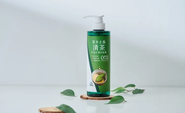 清茶控油款帶有清新茶香，洗去頭皮油膩感，也減少髮絲乾澀打結的困擾。