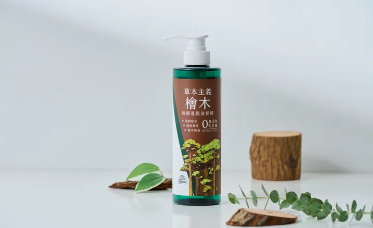 檜木洗髮精醇厚沉穩木質調香氛，推薦偏愛中性香氣的消費者。
