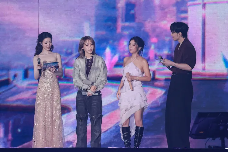 舒華（左）、黃偉晉（右）紹台訪問MAMAMOO+。讀者提供