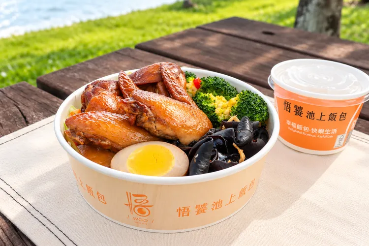 悟饕池上飯包成立於宜蘭，是在地家喻戶曉都愛吃的飯包，本次推出新品玫瑰油雞翅。業者提供