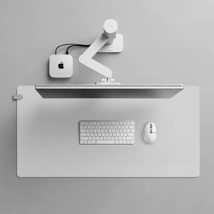 INFTYLAB螢幕支架H型轉接板保留顯示器背面Apple標誌，螢幕就位在舒適的視線高度。BenQ提供