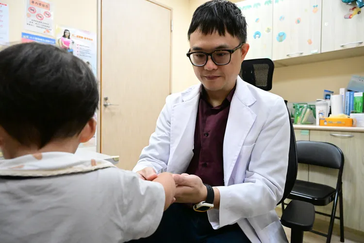 陳劍韜醫師呼籲，傷口感染常出現紅、腫、熱、痛，也可能化膿、發燒，應立即就醫，千萬不能拖。亞大醫院提供