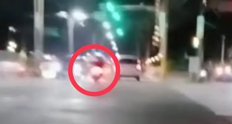 騎士從內車道要超前方汽車，卻撞上調撥車道防撞桿，再與汽車碰撞。翻攝自Threads